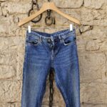 dunkelblaue Jeanshose vor Natursteinwand