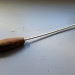 Tensor mit Holzgriff und Holzkugel