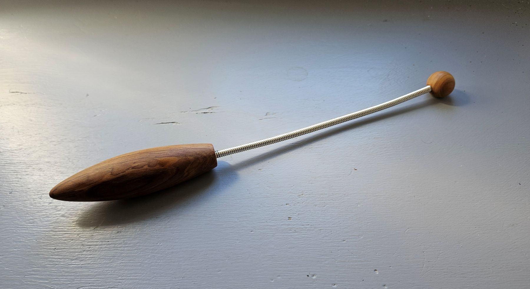 Tensor mit Holzgriff und Holzkugel